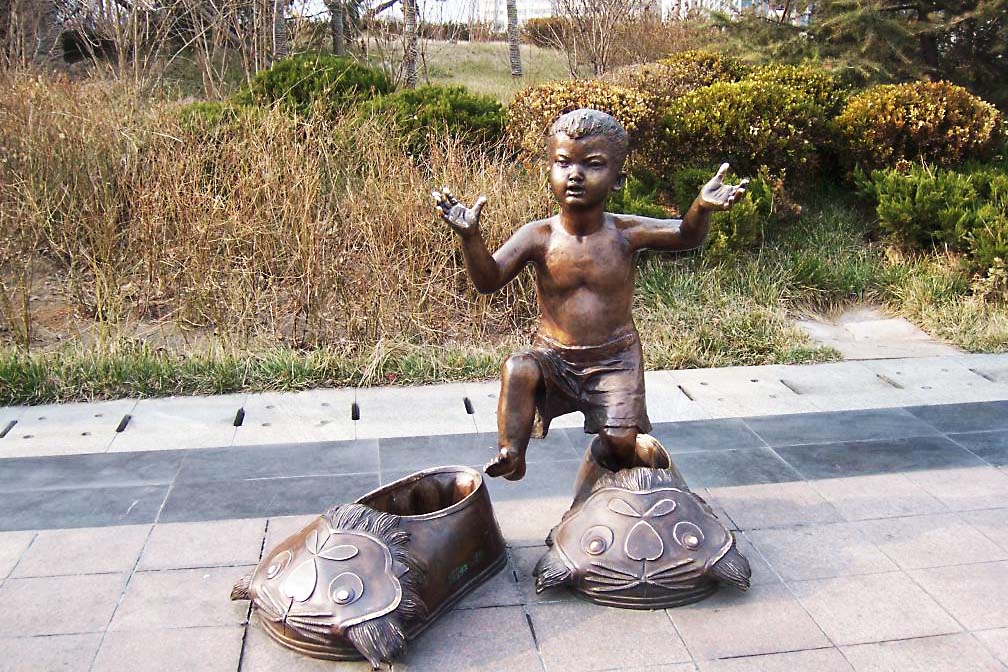 虎頭鞋人物雕塑設計