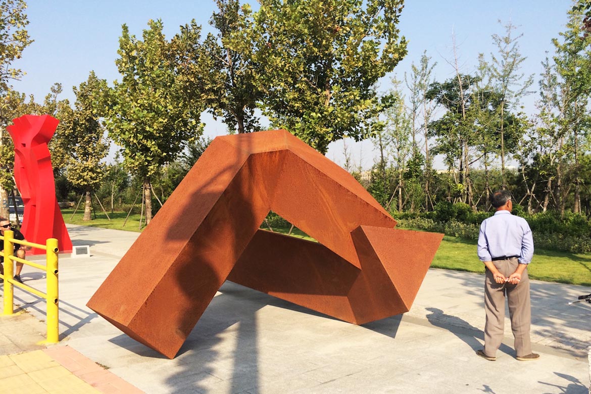 不銹鋼雕塑制作廠鍛造的抽象不銹鋼耐候版國外抽象雕塑作品