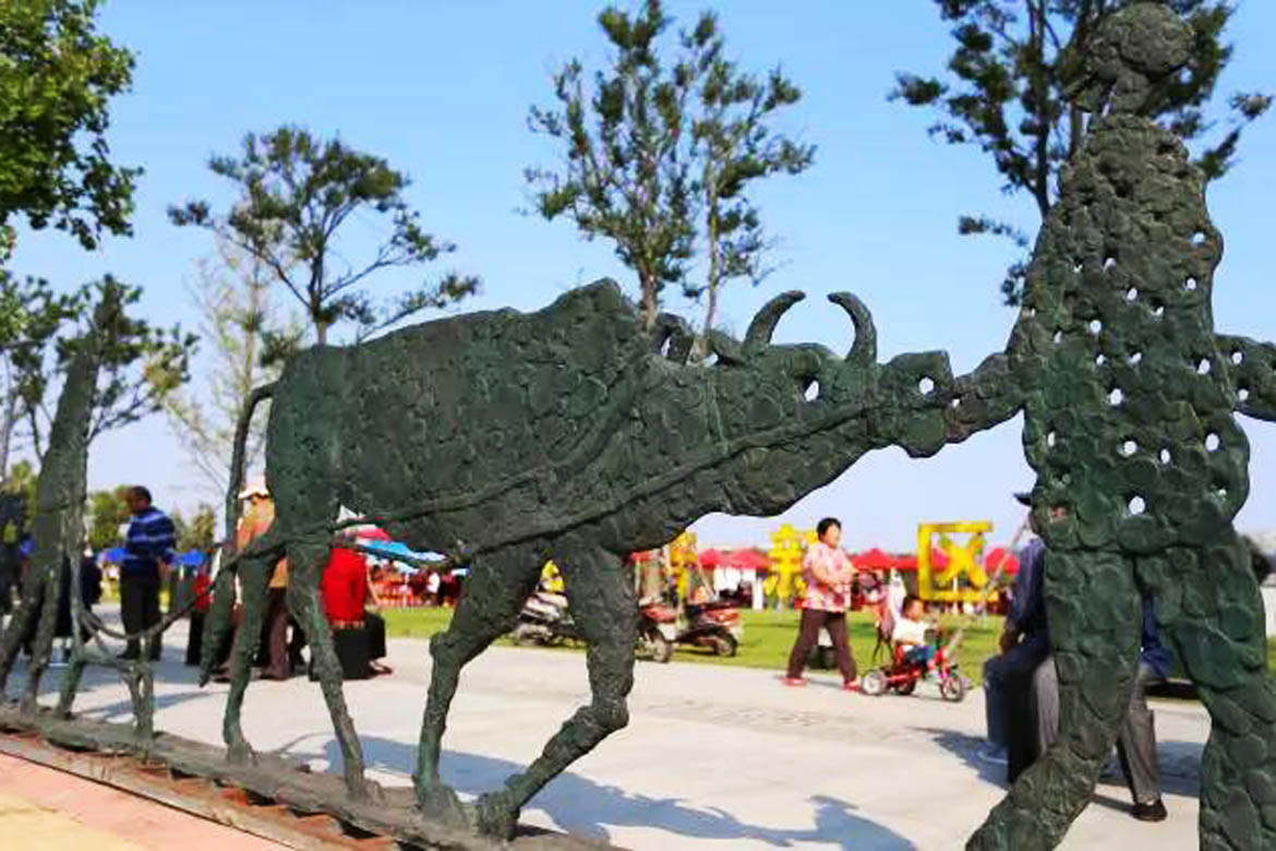 大型鑄銅雕塑加工的皮影剪紙播種雕塑局部大圖