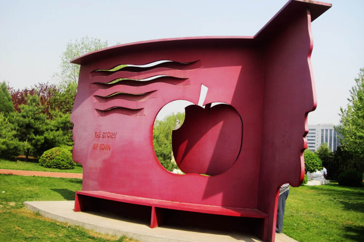 北京國際雕塑公園不銹鋼雕塑廠的伊甸園紅色不銹鋼雕塑側面