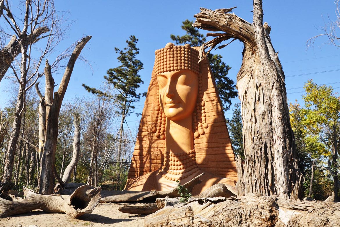 北京奧林匹克公園新疆園樓蘭姑娘砂巖雕塑
