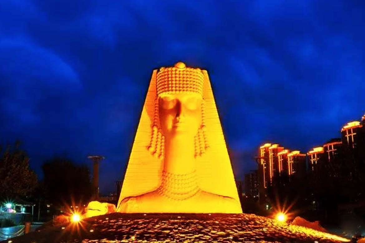 博仟砂巖雕塑廠家安裝的燈光效果樓蘭姑娘雕塑夜景