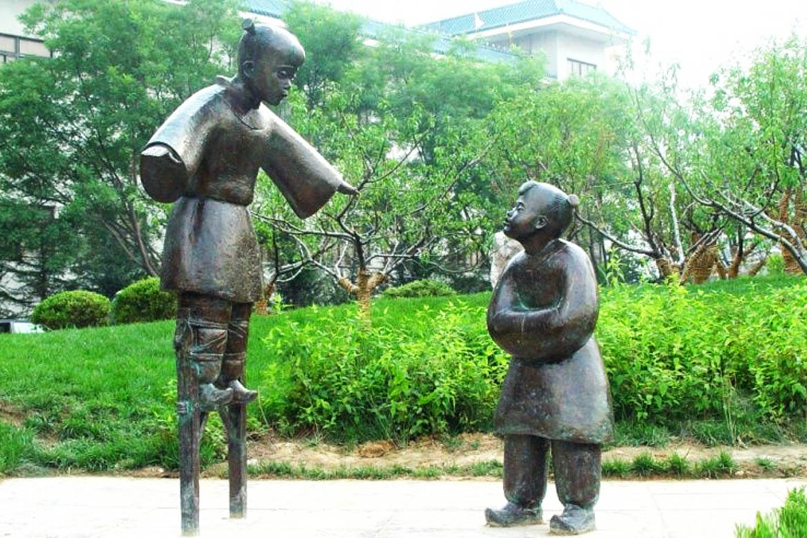 踩高蹺人物雕塑廠家生產制造