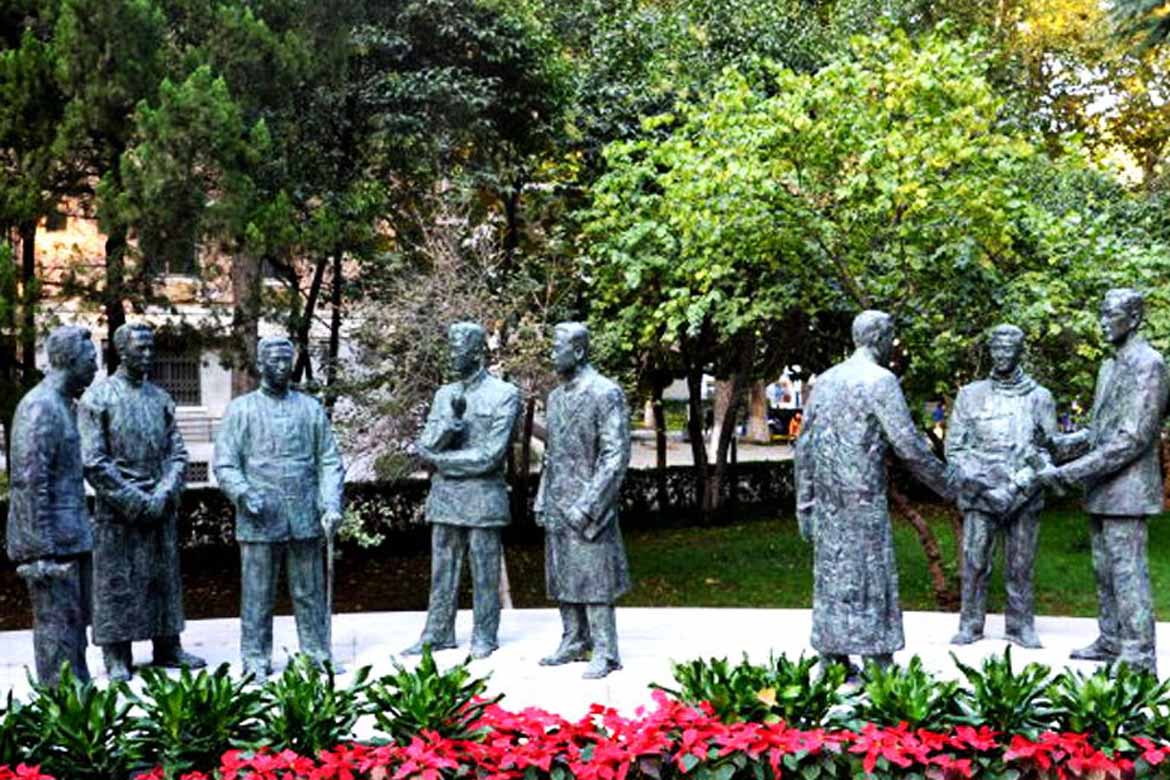  山東大學八大教授校園文化雕塑全景
