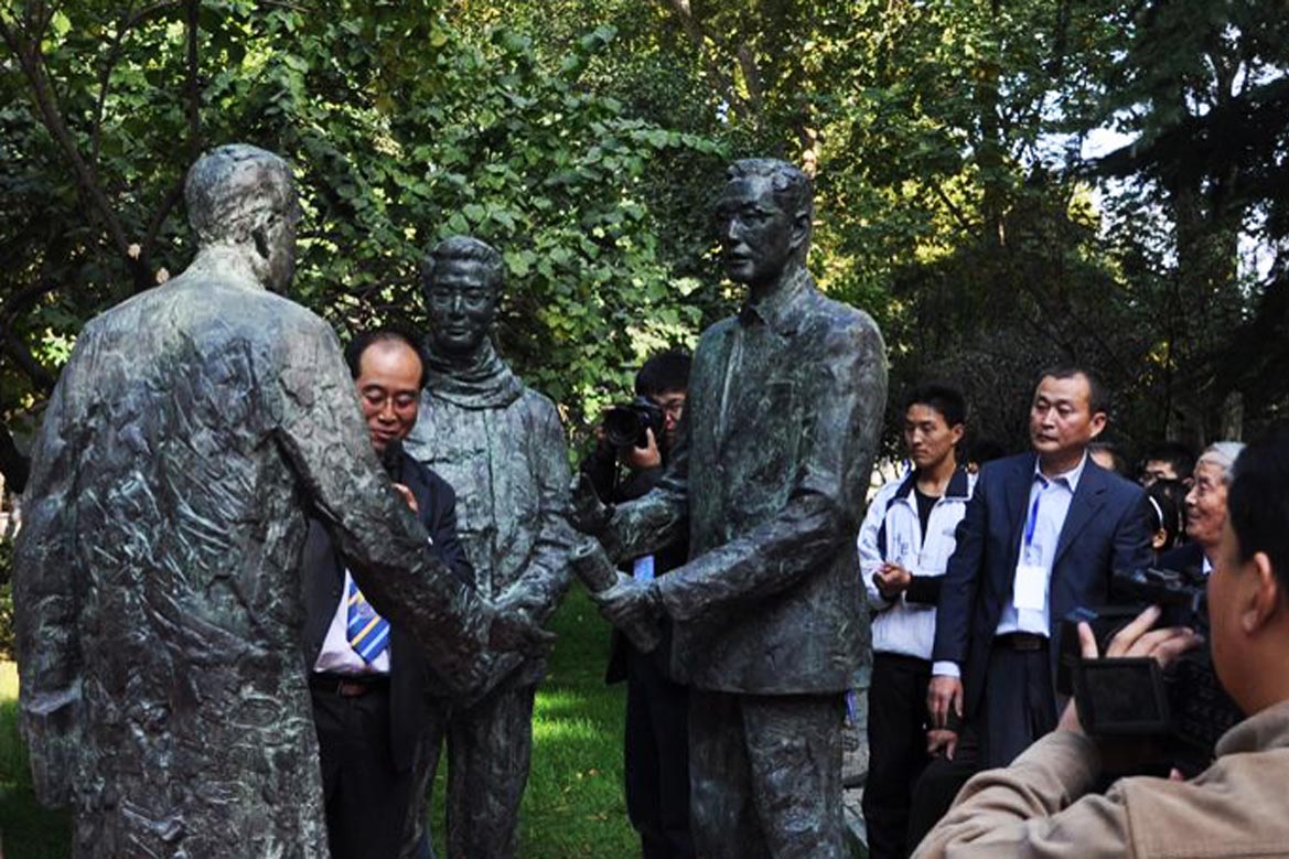 山東大學八大教授校園文化雕塑握手雕塑