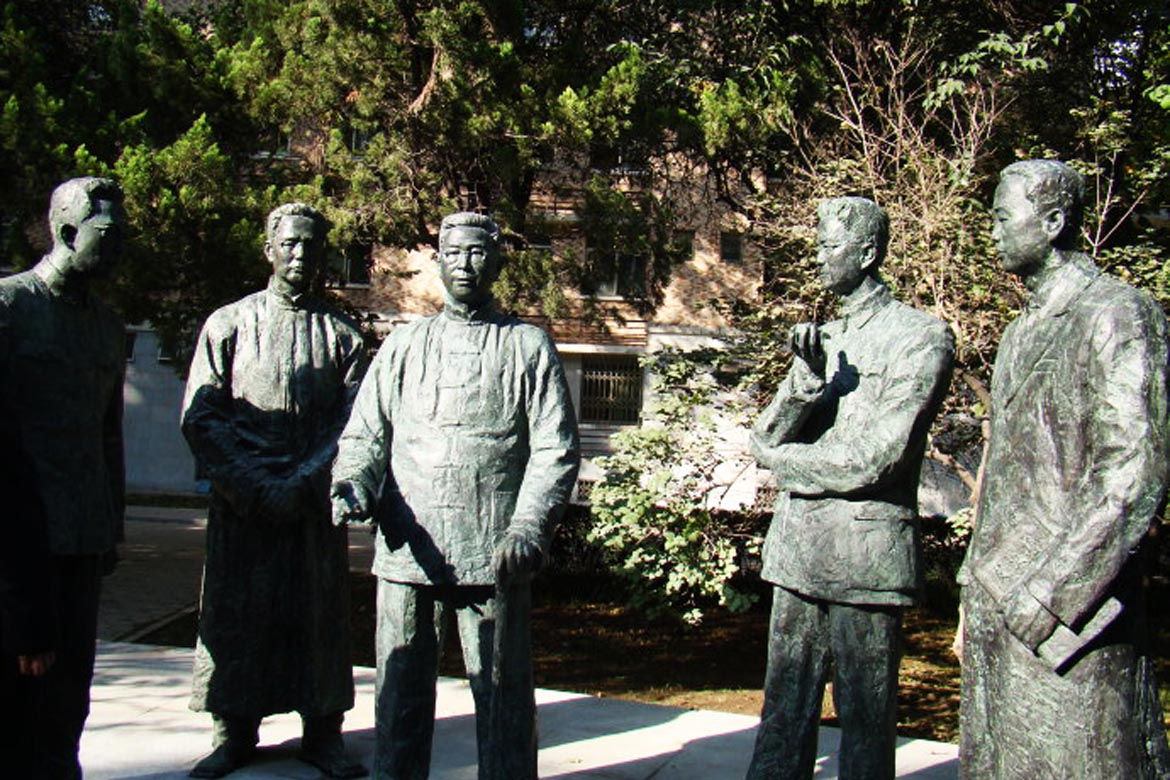 山東大學八大教授校園文化雕塑細節圖