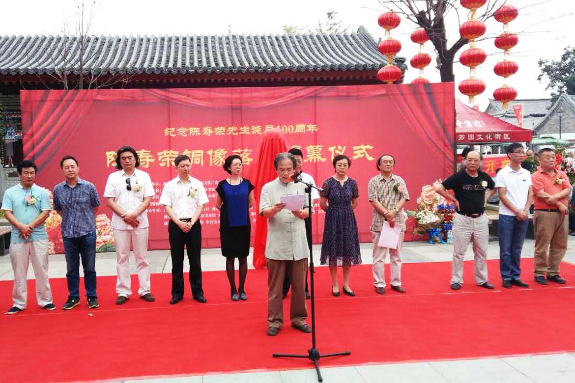 雕塑藝術家郭心聰為陳壽榮人物頭像雕塑發表講話
