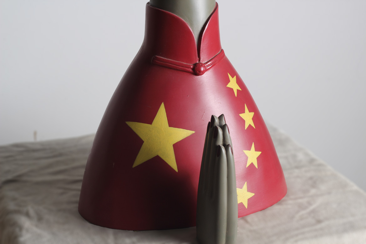 中國國旗與旗袍結合的創意樹脂雕塑工藝品