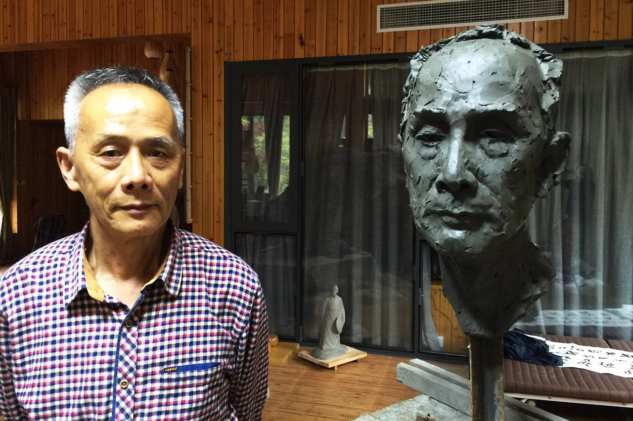 陳建霖本人與人頭雕塑對比高清照片