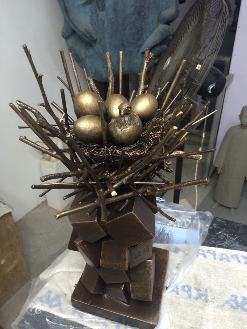 不規則立方體與雛鷹鑄銅雕塑制作加工整體圖
