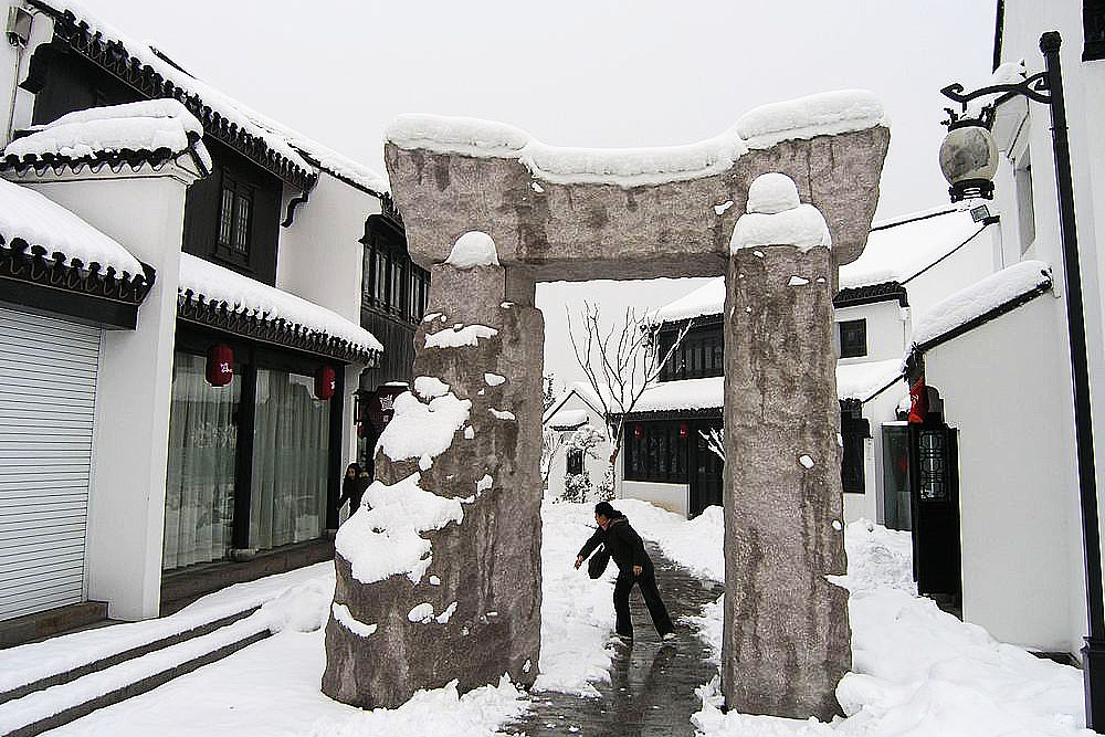大門石雕雕塑雪景