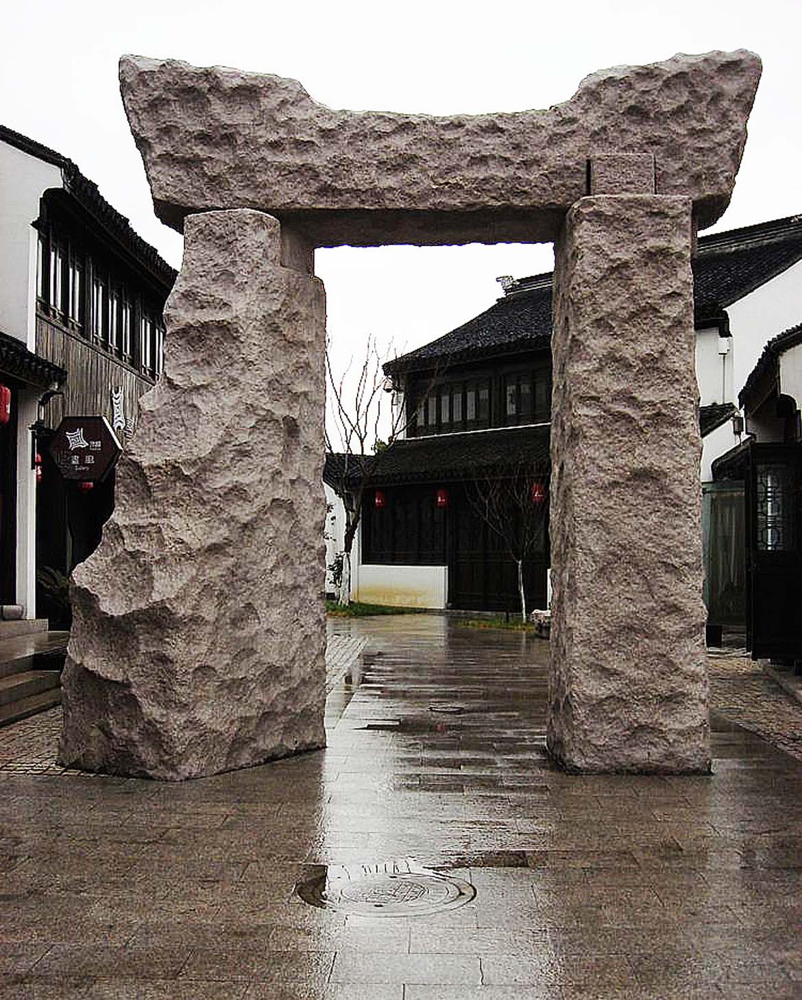 博仟北京雕塑公司塑造的石雕雕塑下雨后的娑羅門