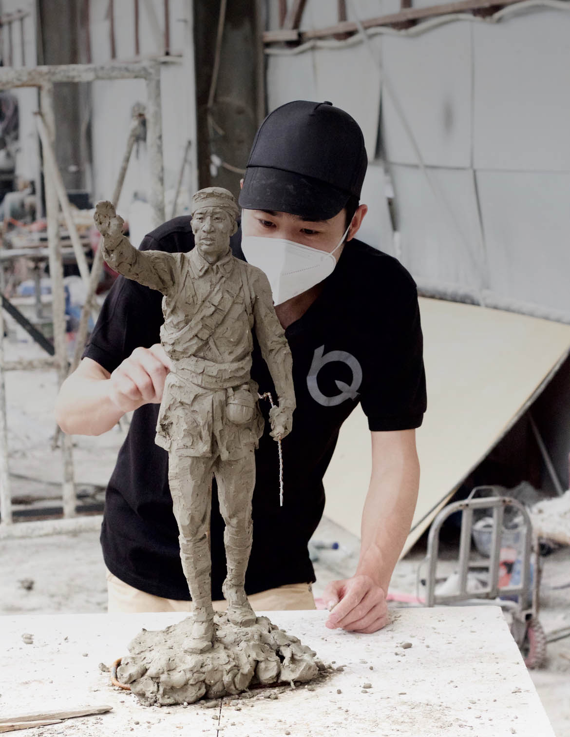 博仟北京雕塑公司泥稿創作人員正在進行泥稿創作