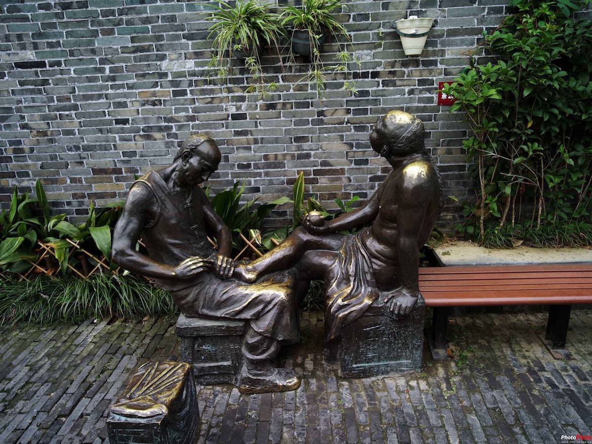 修剪腳趾甲鑄黃銅中國人物雕塑