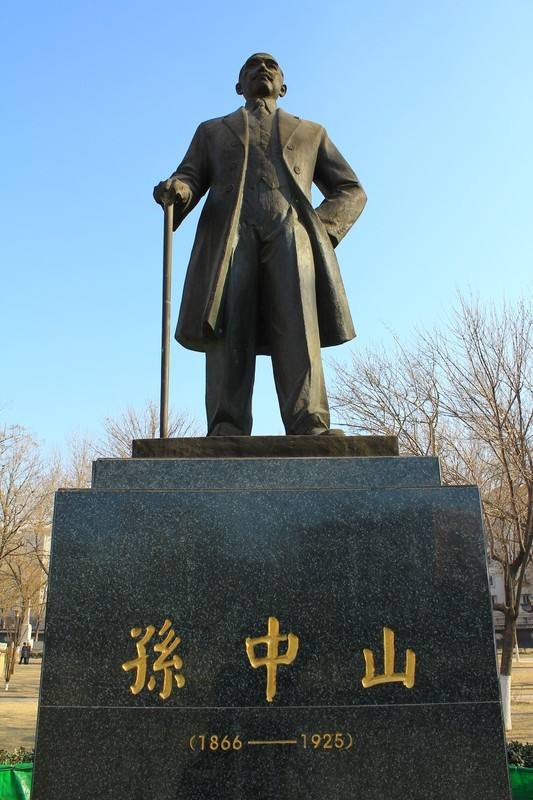 天津中山公園內的孫中山鑄銅偉人雕塑