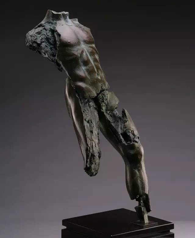 殘缺的男人體現代人體雕塑圖片