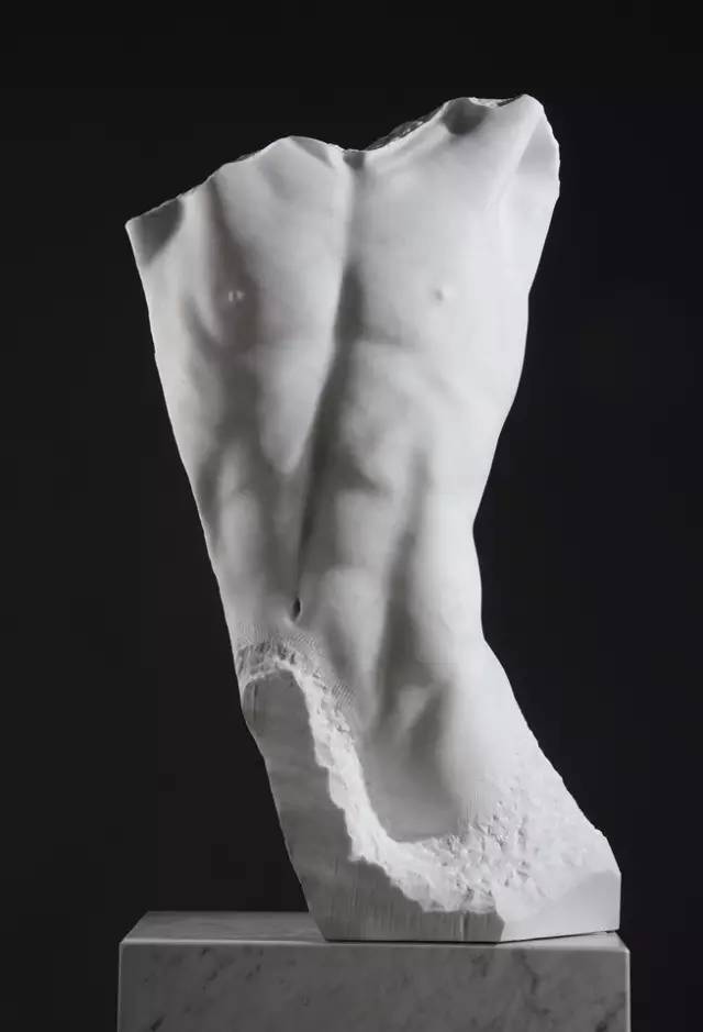 白色男性現代人體雕塑圖片