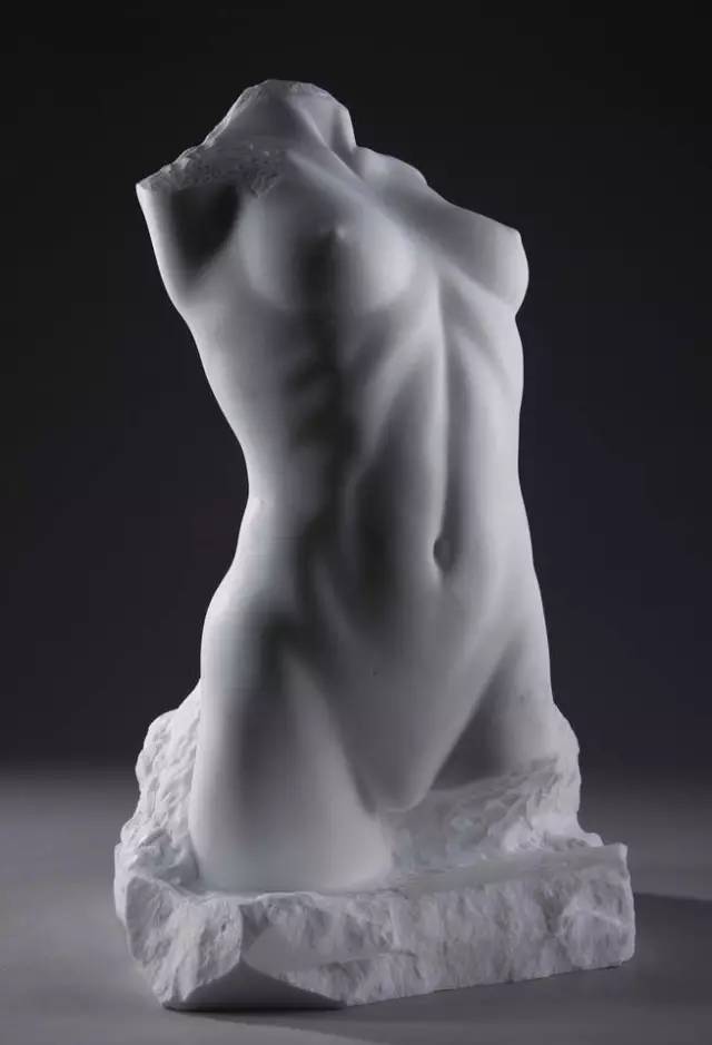 石膏女性現代人體雕塑圖片