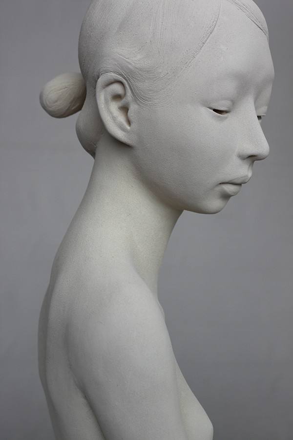 擁抱的男女人體雕塑作品
