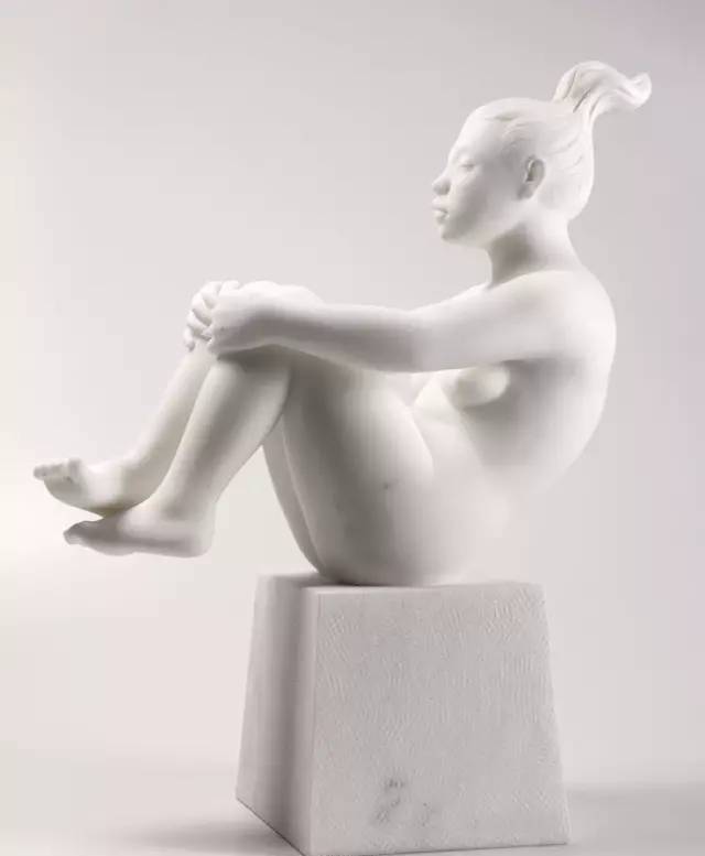 活潑的女性白銅人體雕塑