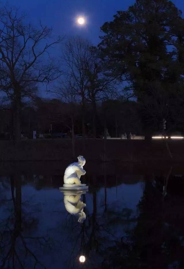 夜晚的白銅女性人體雕塑