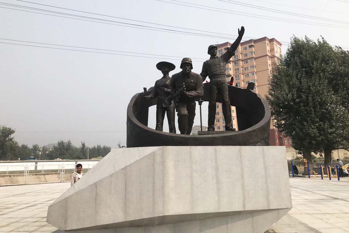 現代工農兵 大型城市景觀鑄銅雕塑正面高清圖