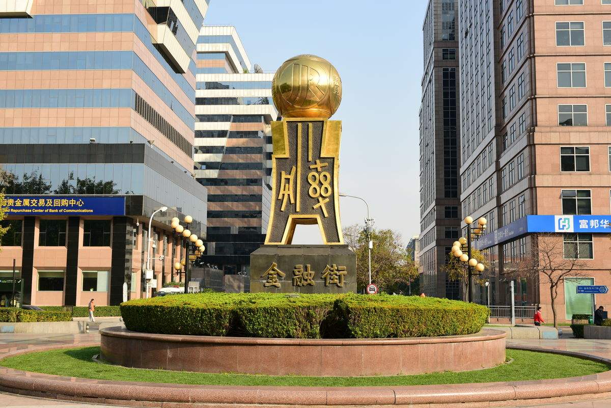 《流通》金色不銹鋼雕塑正面高清