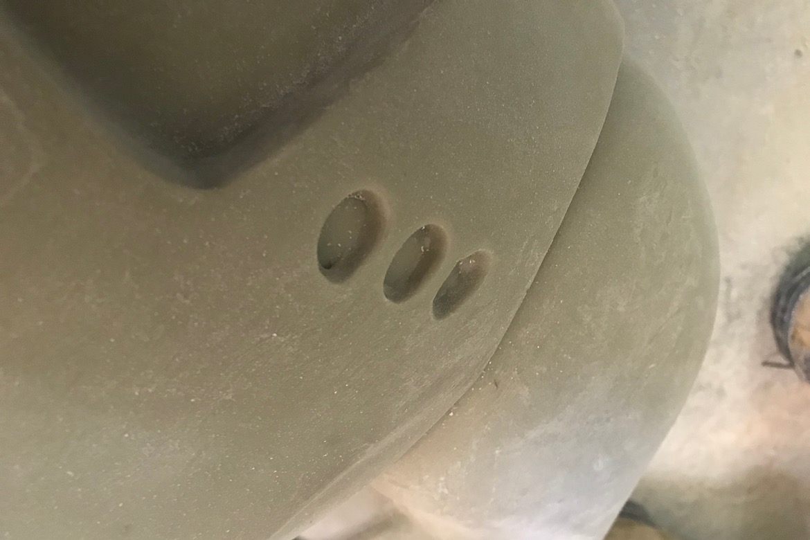 玻璃鋼機器人雕塑開孔過程