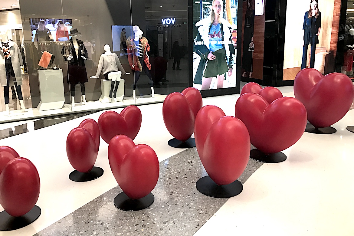 商場美陳紅色桃心玻璃鋼雕塑
