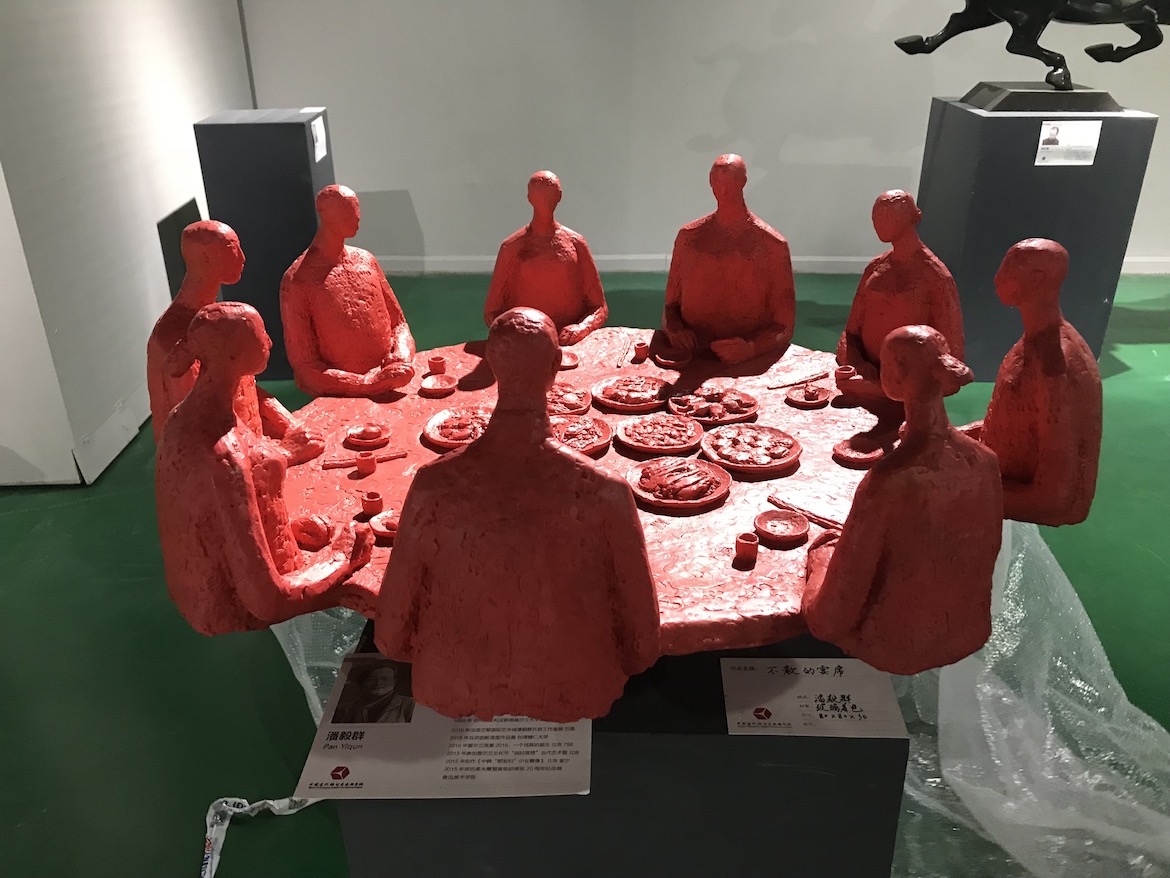 中國人聚餐紅色雕塑圖片欣賞