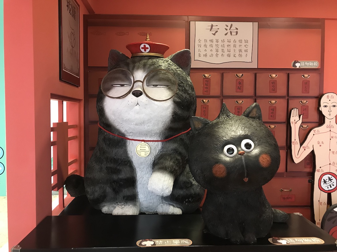 戴眼鏡的貓的雕塑圖片欣賞