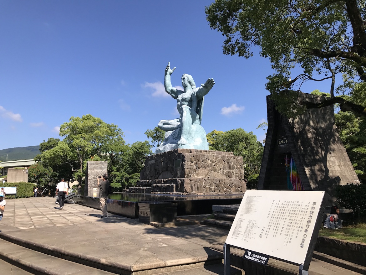 綠色長崎和平祈禱人物銅像欣賞