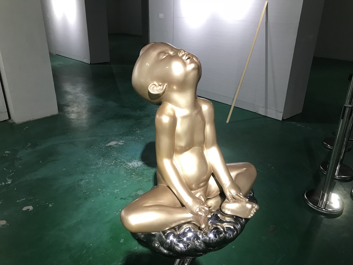 坐在蓮花上的青銅小孩雕塑欣賞